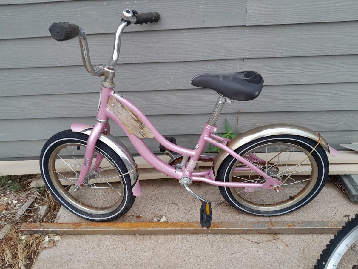 LOT 618 PINK SCHWINN ROADSTER BICYCLE (SES)