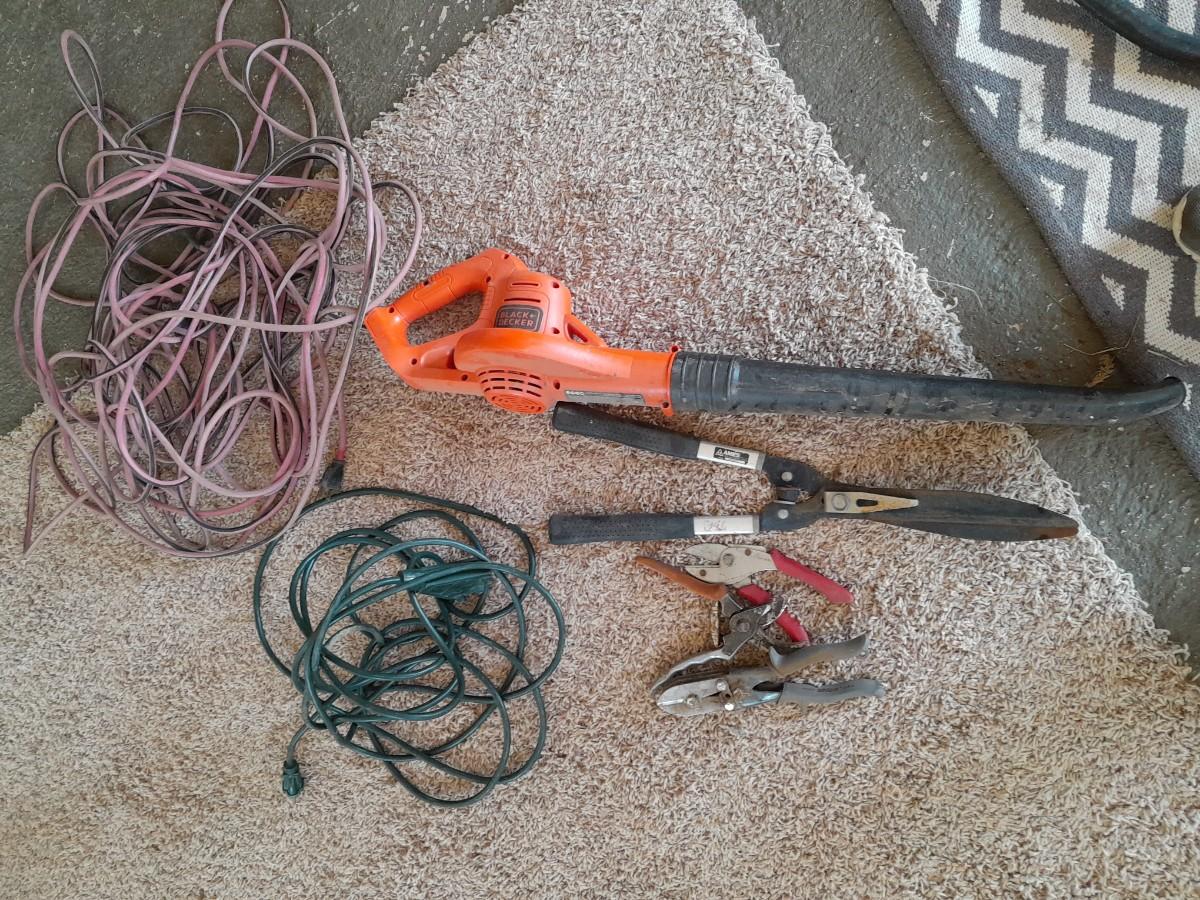 LOT 645 LEAF BLOWER, HEDGE TRIMMERS AND EXTENSION CORDS (SE