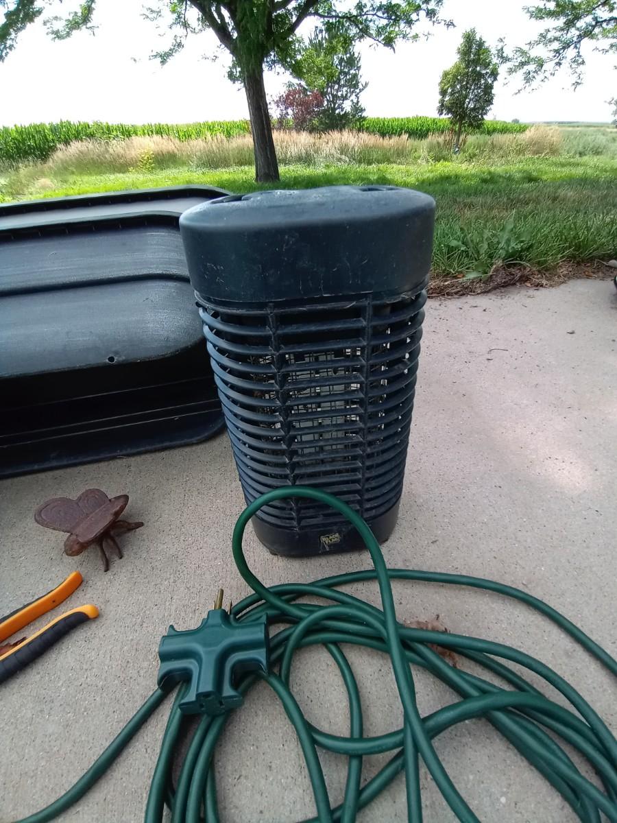LOT 504 PATIO RAIL FLOWER POTS, EXTENSION CORD, BUG ZAPPER (G