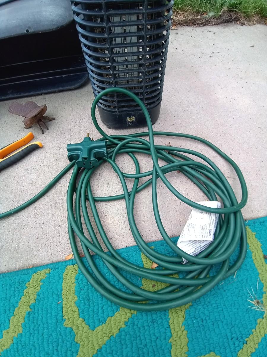 LOT 504 PATIO RAIL FLOWER POTS, EXTENSION CORD, BUG ZAPPER (G