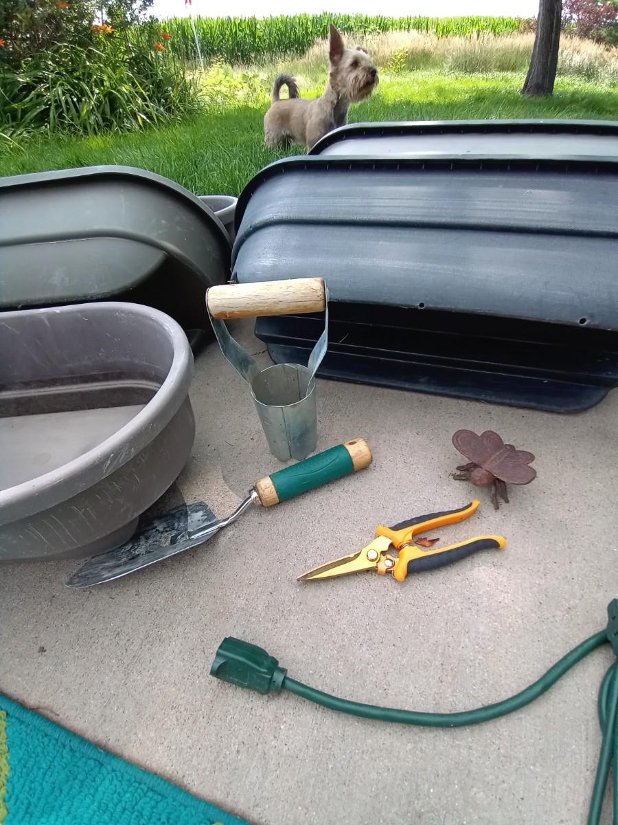 LOT 504 PATIO RAIL FLOWER POTS, EXTENSION CORD, BUG ZAPPER (G