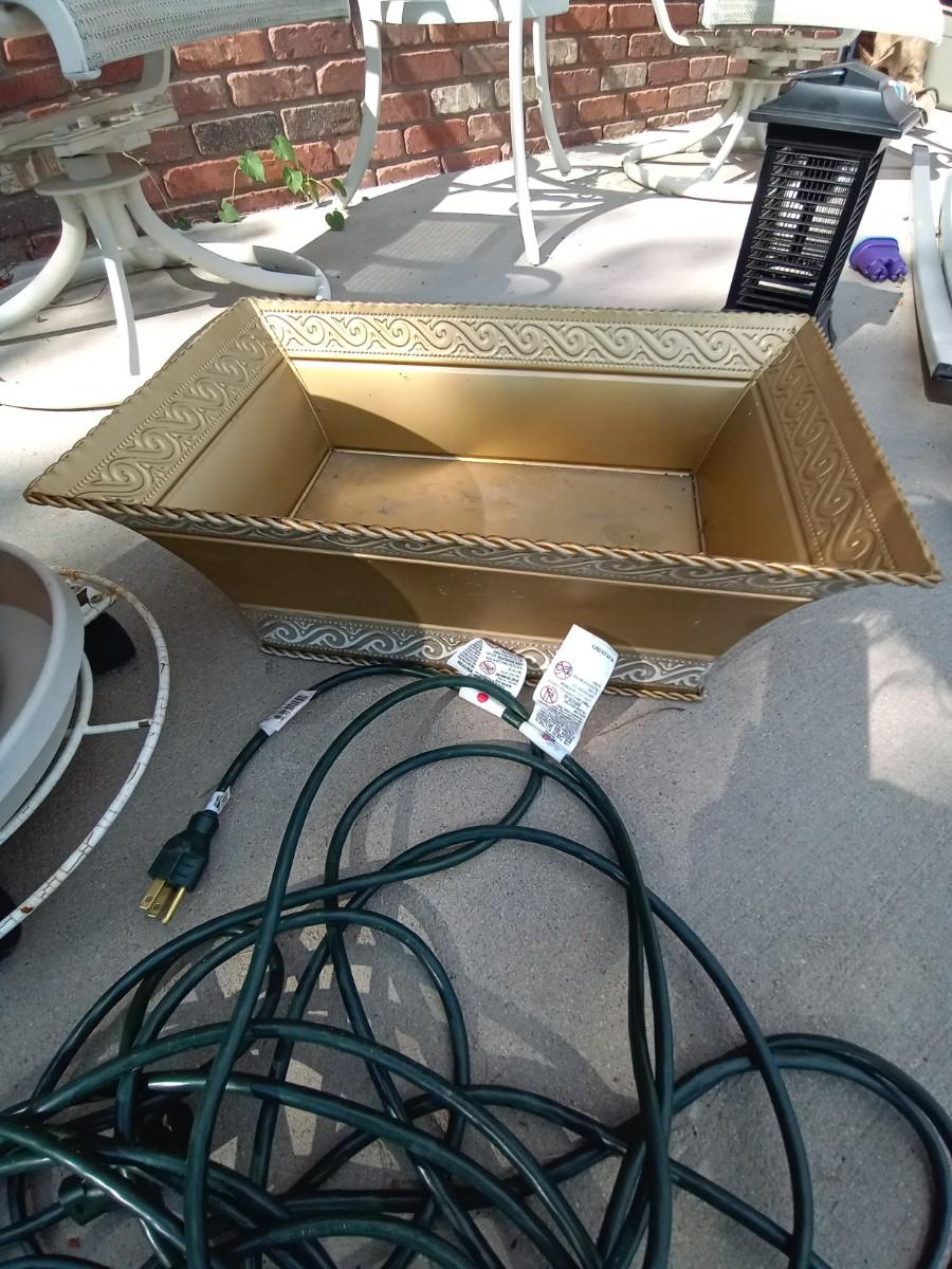 LOT 507 BUG ZAPPER, YARD TOOLS, EXTENSION CORD AND FLOWER POT (G