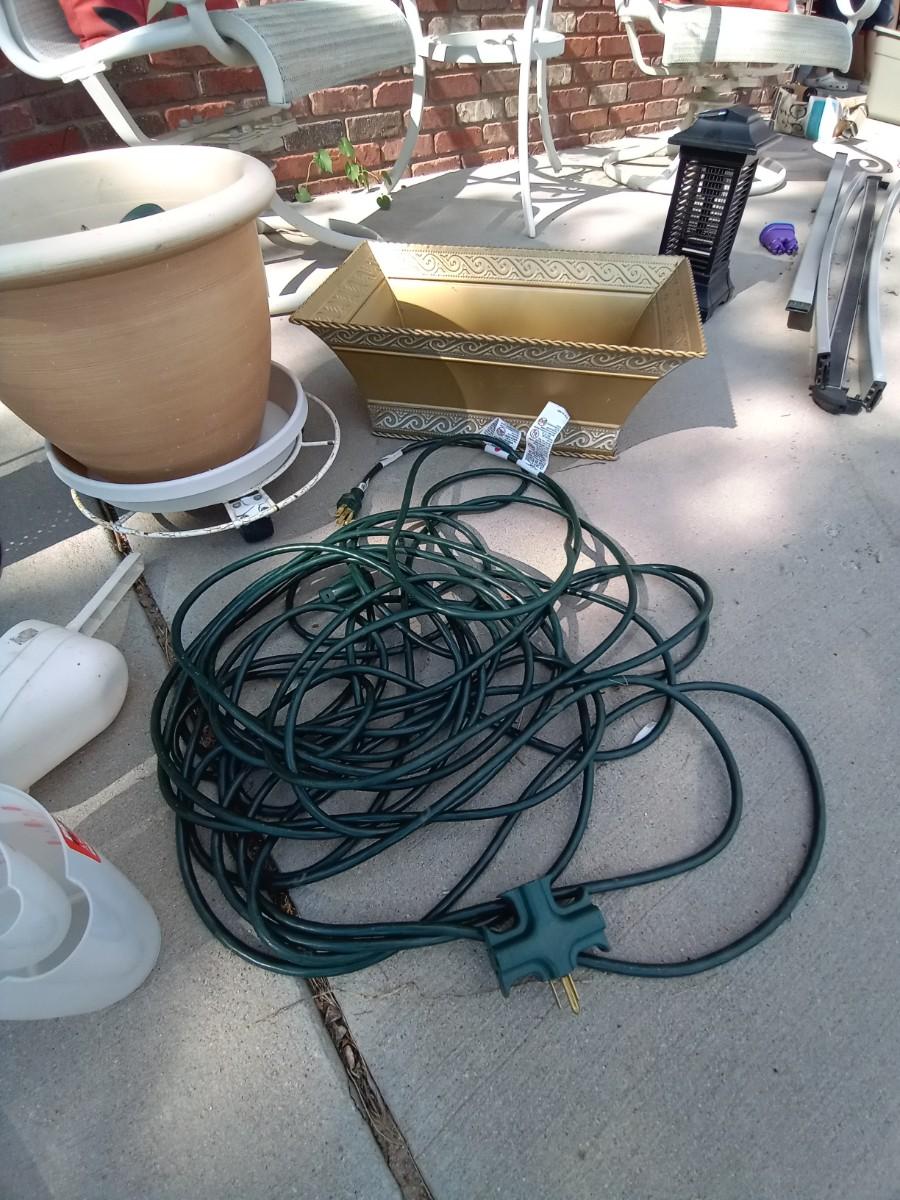 LOT 507 BUG ZAPPER, YARD TOOLS, EXTENSION CORD AND FLOWER POT (G