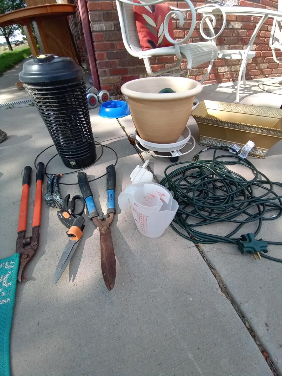 LOT 507 BUG ZAPPER, YARD TOOLS, EXTENSION CORD AND FLOWER POT (G