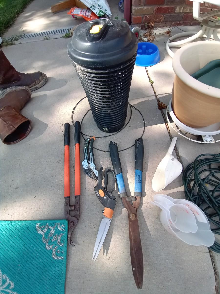 LOT 507 BUG ZAPPER, YARD TOOLS, EXTENSION CORD AND FLOWER POT (G