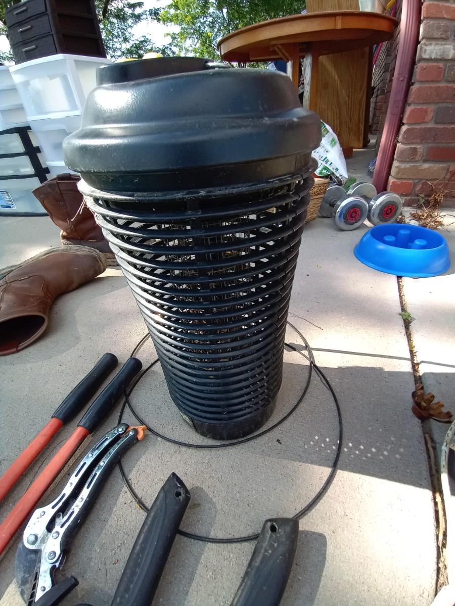 LOT 507 BUG ZAPPER, YARD TOOLS, EXTENSION CORD AND FLOWER POT (G