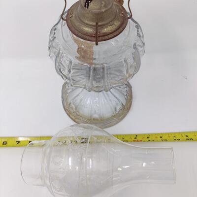 ANTIQUE EAGLE CLEAR GLASS OIL LAMP WITH UNIQUE CHIMNEY