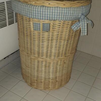 Wicker clothes hamper