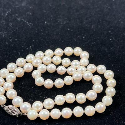 18" Cultured pearl with 925 silver clasp .