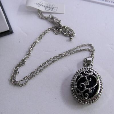 Changable Necklace With Extra Glass? Inserts in Original Box