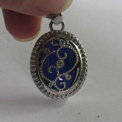 Changable Necklace With Extra Glass? Inserts in Original Box