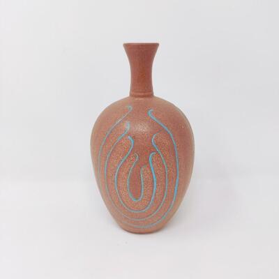 STUNNING BLUE ACCENT POTTERY VASE SIGNED ELLIE