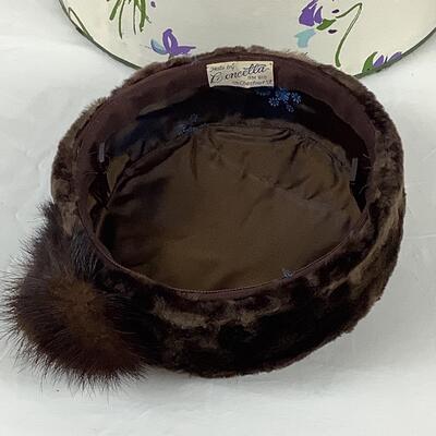 Lot 5377. Lot of Vintage Hats & Matching  Hat Boxes ( Fiesta, Christine Original, Wicking, Concetta )