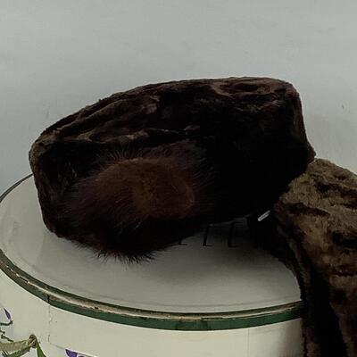 Lot 5377. Lot of Vintage Hats & Matching  Hat Boxes ( Fiesta, Christine Original, Wicking, Concetta )