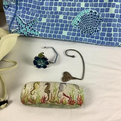 Lot. 5387. Sun and Sand Beach Bag with Wooden Handles / Straw Bag / Straw Handbag/Dorpman Pacific Hat
