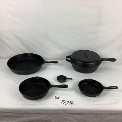 Lot. 5392. Vintage Cast Iron Skillets