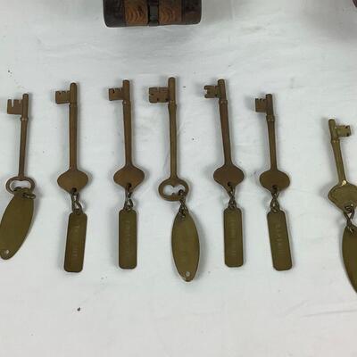Lot. 5400.  Vintage Wooden Double Barn Pulley / Vintage Wooden Pulley / Vintage Ships  Keys
