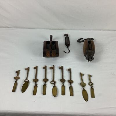 Lot. 5400.  Vintage Wooden Double Barn Pulley / Vintage Wooden Pulley / Vintage Ships  Keys
