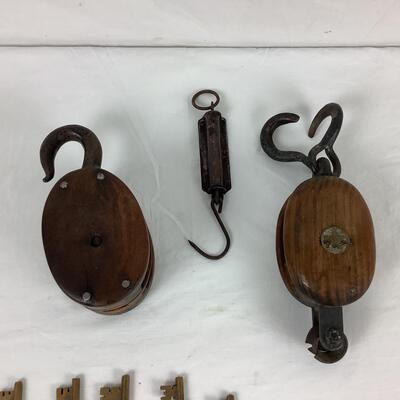 Lot. 5400.  Vintage Wooden Double Barn Pulley / Vintage Wooden Pulley / Vintage Ships  Keys