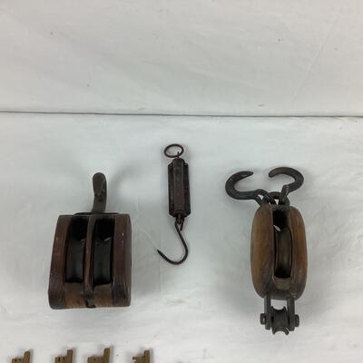 Lot. 5400.  Vintage Wooden Double Barn Pulley / Vintage Wooden Pulley / Vintage Ships  Keys