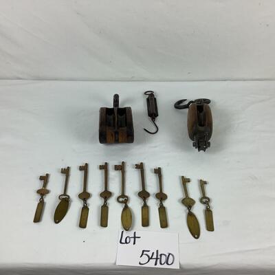 Lot. 5400.  Vintage Wooden Double Barn Pulley / Vintage Wooden Pulley / Vintage Ships  Keys