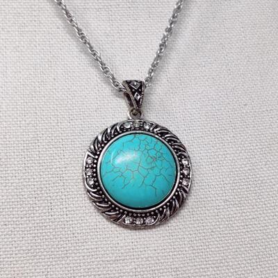 PRETTY FAUX TURQUOISE AND SILVER TONE CHAIN NECKLACE
