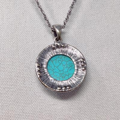 PRETTY FAUX TURQUOISE AND SILVER TONE CHAIN NECKLACE