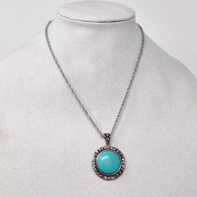 PRETTY FAUX TURQUOISE AND SILVER TONE CHAIN NECKLACE