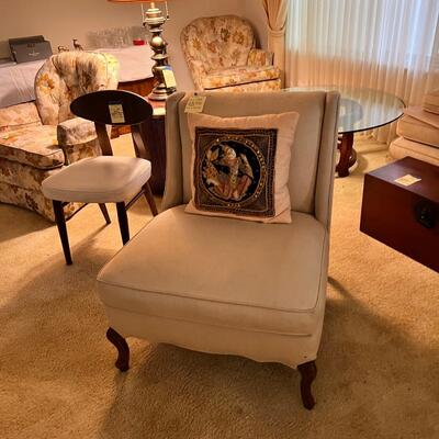 Armless chair