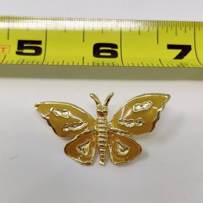 AMAZING VINTAGE YELLOW AND GOLD TONED BUTTERFLY BROOCH