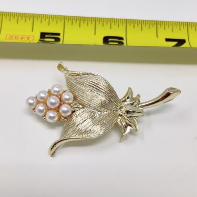 GORGEOUS VINTAGE FAUX PEARL GOLD TONED BROOCH