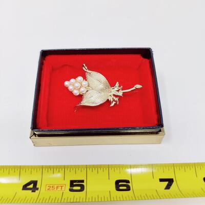 GORGEOUS VINTAGE FAUX PEARL GOLD TONED BROOCH