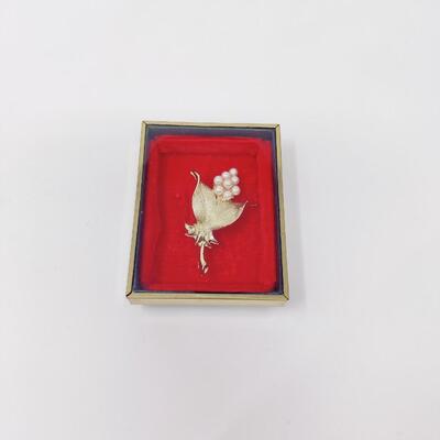 GORGEOUS VINTAGE FAUX PEARL GOLD TONED BROOCH
