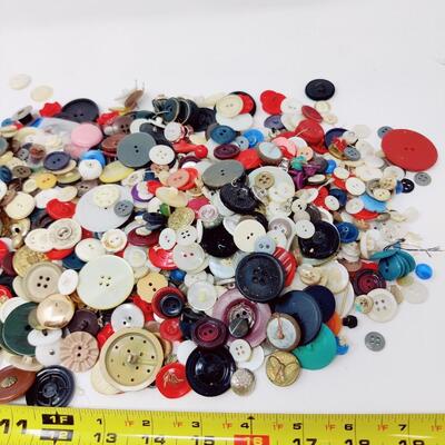 TERRIFIC TIN OF VINTAGE BUTTONS