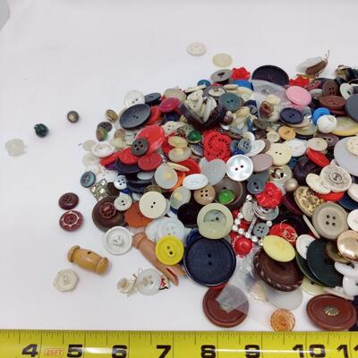 TERRIFIC TIN OF VINTAGE BUTTONS