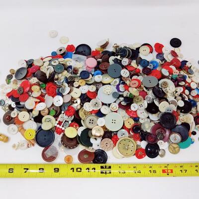 TERRIFIC TIN OF VINTAGE BUTTONS