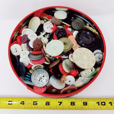 TERRIFIC TIN OF VINTAGE BUTTONS