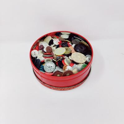 TERRIFIC TIN OF VINTAGE BUTTONS