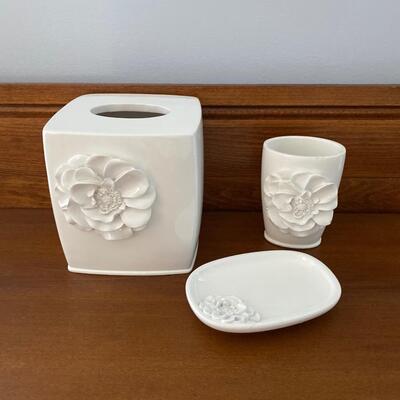 LOT 12G: Powder Room Accessories