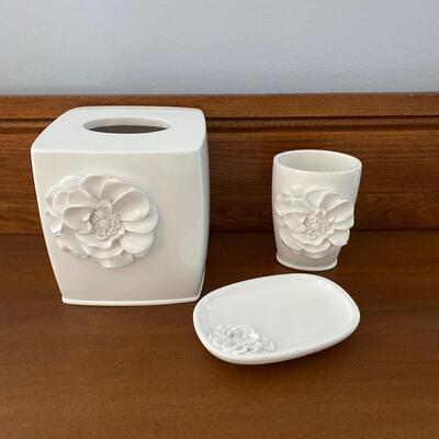 LOT 12G: Powder Room Accessories