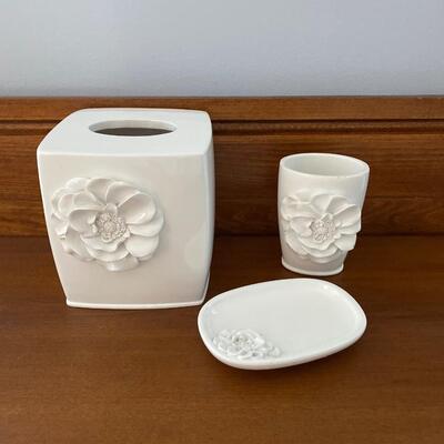LOT 12G: Powder Room Accessories