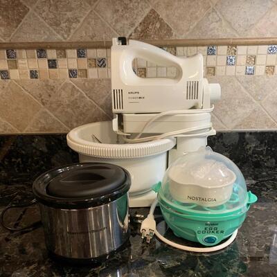 LOT 29R: Krups Power Mix, Hamilton Beach Mini Crock Pot &  Nostalgia Egg Cooker