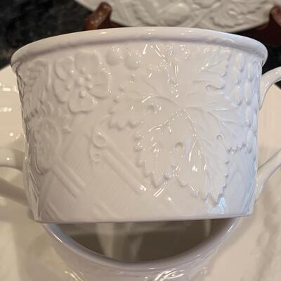 LOT 39R: Mikasa Dinnerware: English Countryside