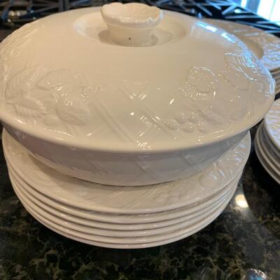 LOT 39R: Mikasa Dinnerware: English Countryside
