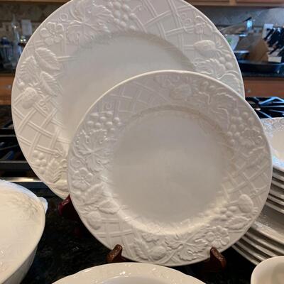 LOT 39R: Mikasa Dinnerware: English Countryside