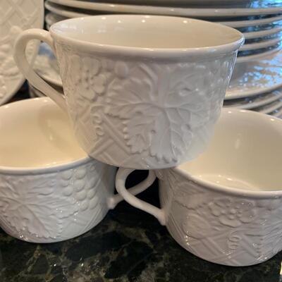 LOT 39R: Mikasa Dinnerware: English Countryside