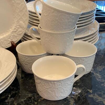 LOT 39R: Mikasa Dinnerware: English Countryside