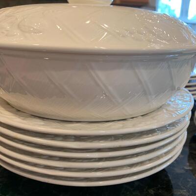 LOT 39R: Mikasa Dinnerware: English Countryside