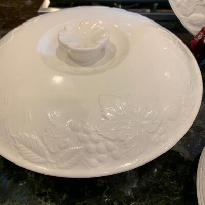 LOT 39R: Mikasa Dinnerware: English Countryside