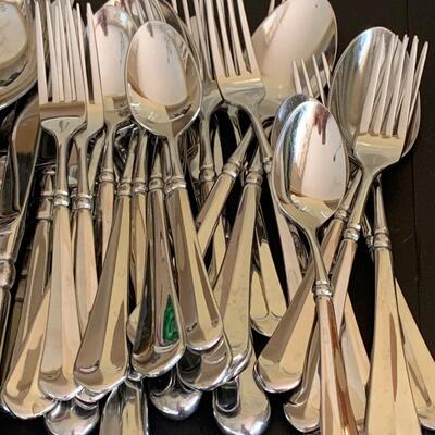 LOT 44R: Mikasa & Hampton Flatware, Table Linens, Water/Wine Glasses & More